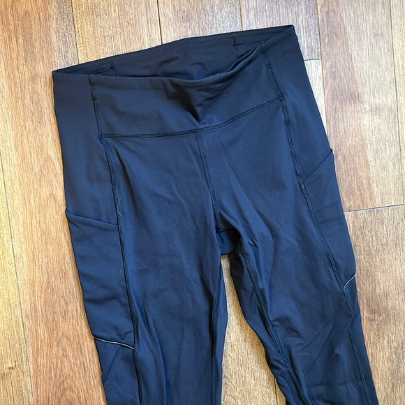 Lululemon Black leggings size 6 7/8 length with pockets - Picture 2 of 5